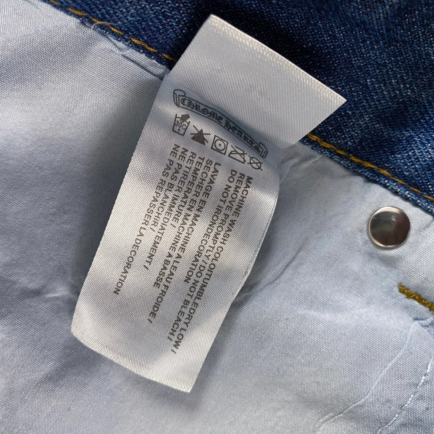 P240 chrome hearts 2025 classic white cross patchwork leather jeans vi Top heavy industry fashionable design] Consistent high street luxury style creation. Speaking of this style, the Zangyin family and GU family are definitely the leading representative brands. Especially the Zangyin family has really achieved a state-of-the-art effect in creating high street style. The unique washed material is used to create this style. The color system is quite eye-catching. After it is decorated with patchwork cross flowers, it cleverly highlights the charm of the brand. Secondly, this style uses classic The classic high-waist cutting design highlights the long legs and fashionable temperament of the upper body. The brand is highly recognizable and the slim fit configuration is more suitable for daily wear. It is a product that interprets personality, fashion, and specifications at a glance. This single product is enough to make any fan excited. It can be a white T-shirt for youthful preppy style, or a tight suspender for lady style. It has strong matching ability and can be easily controlled by men.  [Materials and craftsmanship] Needless to say, this point goes without saying. As an excellent craftsman brand, Zangyin’s requirements for details and craftsmanship are really perfect. The washed color of this model has gone through so many processes, not to mention the embellishment of denim appliques. It is also purely hand-made and sewn. Just like what they believe in, only hand-made things have soul and have the meaning of wear. A top-notch heavy-duty fashionable denim item, I look forward to your perfect interpretation! !  Size:28-36